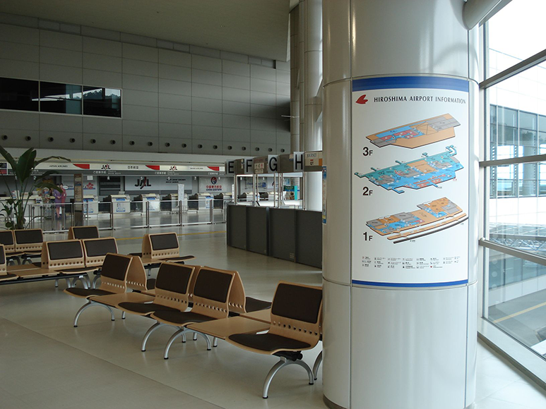 広島空港 2Fロビー<br />
AIRPORT PLAZA CAFÉ　サイン工事の写真5