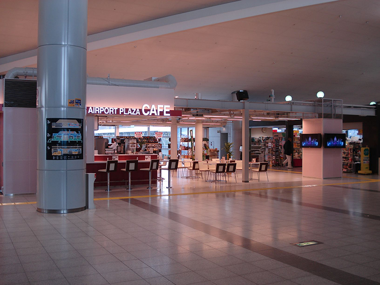 広島空港 2Fロビー<br />
AIRPORT PLAZA CAFÉ　サイン工事の写真1
