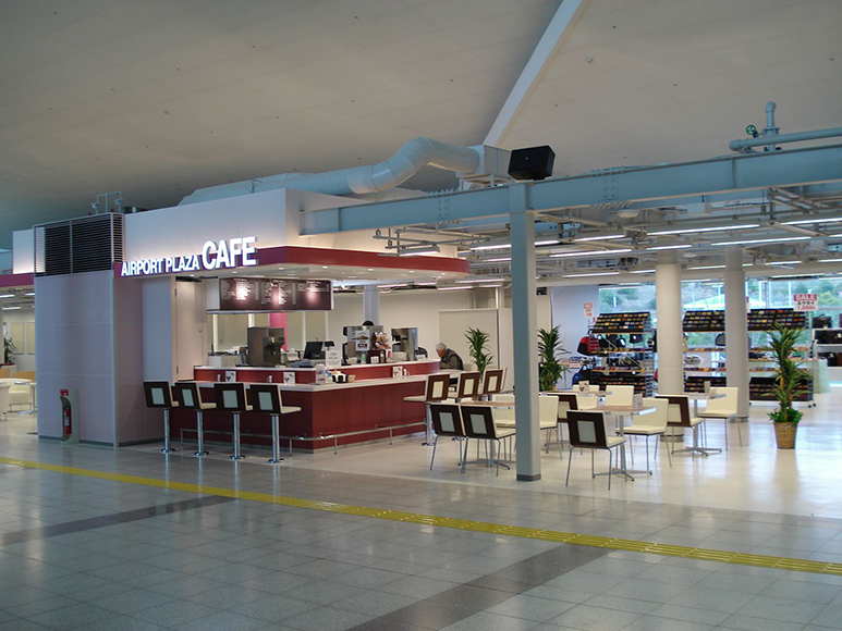 広島空港 2Fロビー<br />
AIRPORT PLAZA CAFÉ　サイン工事の写真2